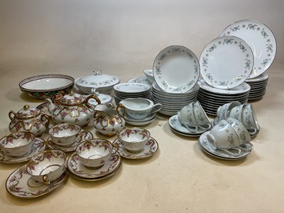 Lot 208 - A collection of vintage ceramics including a...