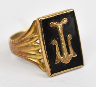 Lot 640 - A 9ct yellow gold signet ring, 4.9g.