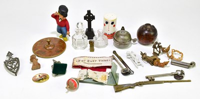 Lot 1068 - A mixed quantity of collectors' items to...