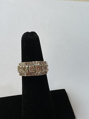 Lot 302 - A white metal diamond ring with 5 raised...