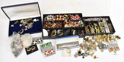 Lot 659 - A quantity of costume jewellery including...