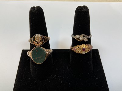 Lot 324 - A 15ct gold and black enamelled mourning ring,...