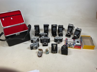 Lot 140 - Thirteen vintage cameras including Colorsnap,...