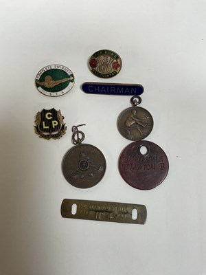 Lot 142 - A group of mid 20th century badges etc,...