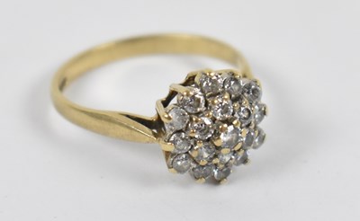Lot 648 - A 9ct yellow gold ring set with approx...