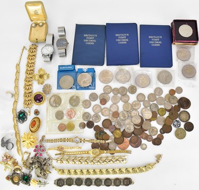 Lot 1263 - Various items of vintage and antique costume...