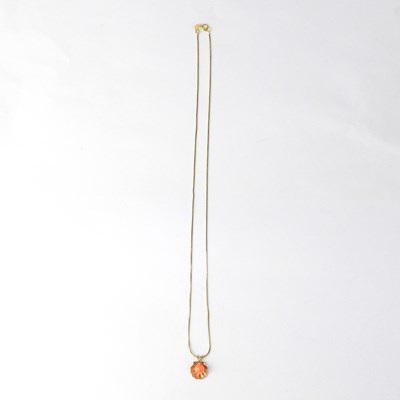 Lot 1086 - A 14ct yellow gold fine chain with shell and...