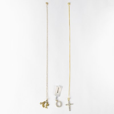 Lot 1108 - A 9ct yellow gold chain with leopard pendant...