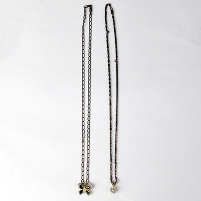 Lot 1121 - A 9ct gold link chain with a yellow metal...