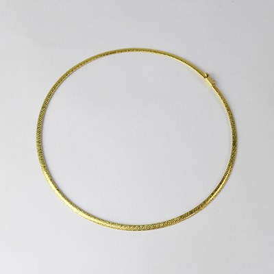 Lot 1159 - A 9ct yellow gold collar necklace, approx. 14g.