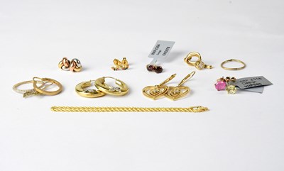 Lot 1222 - A mixed group of 9ct yellow gold and yellow...
