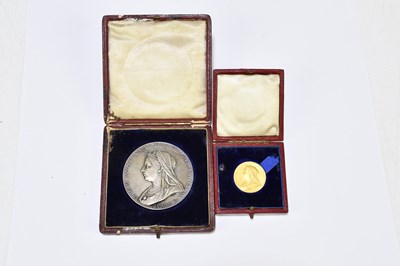 Lot 1901 - A cased yellow metal and a cased white metal...