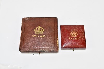 Lot 1901 - A cased yellow metal and a cased white metal...