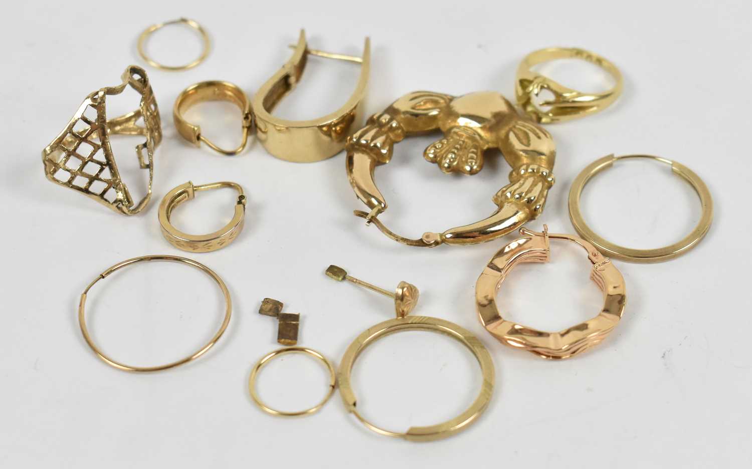 Lot 626 - A group of scrap jewellery including a 14ct...