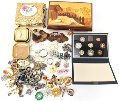 Lot 1270 - Various items of mixed vintage and costume...