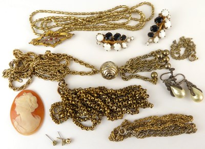 Lot 1240 - Various items of costume jewellery to include...