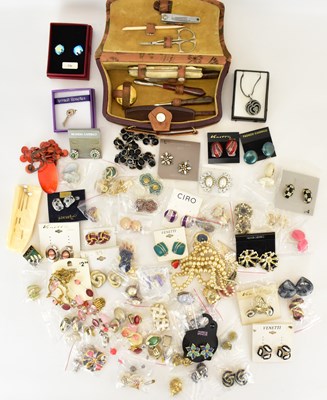 Lot 1249 - Various items of modern and vintage costume...