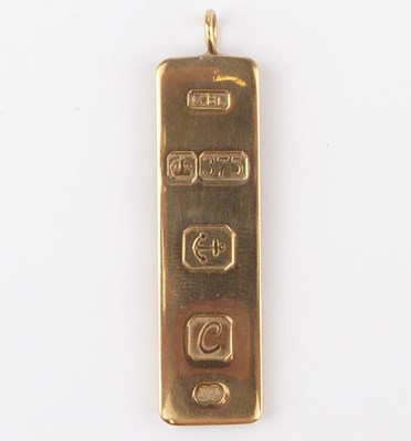 Lot 1095 - A 9ct gold ingot pendant with assay mark to...