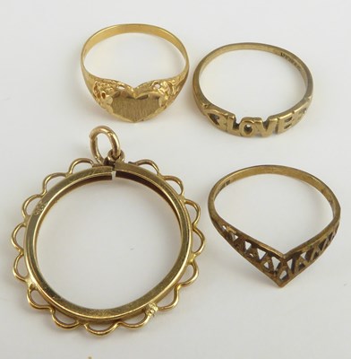 Lot 945 - Three 9ct gold rings, comprising one with...