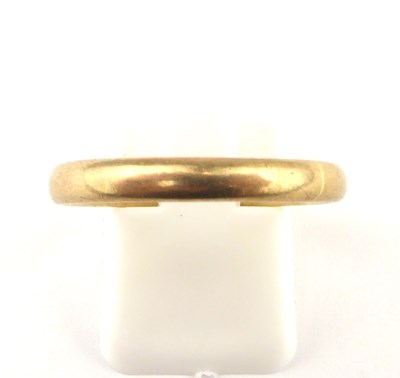 Lot 995 - A 9ct gold thin band ring, size S, approx. 2.5g.