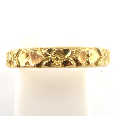 Lot 977 - An 18ct gold heart and floral pattern band...
