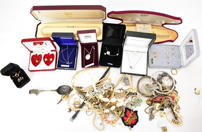 Lot 1265 - A quantity of mixed modern, vintage and...