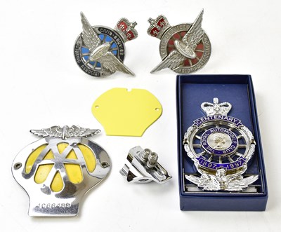 Lot 17 - A small group of car badges to include an AA...