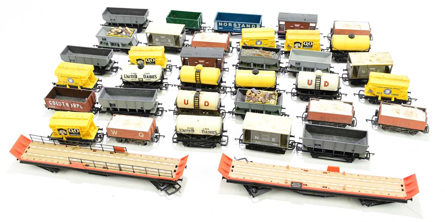 Lot 274 - A mixed collection of OO gauge tenders to