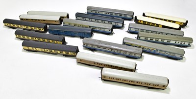 Lot 174 - A collection of unboxed OO gauge carriages to...