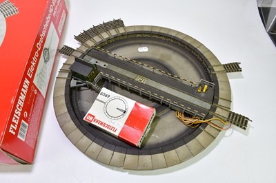 Lot 159 - HORNBY RAILWAY; two boxed Zero 1 micro-mimic...