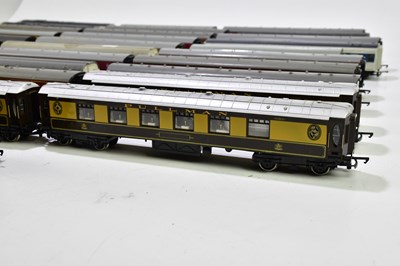 Lot 194 - A collection of various OO gauge carriages to...