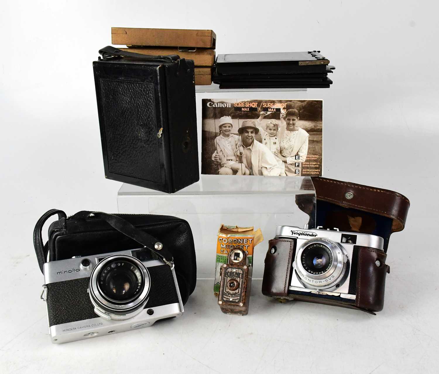 Lot 576 - A Coronet 'Midget' camera (box af), a...