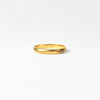Lot 982 - An 18ct yellow gold wedding band, size N,...