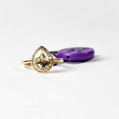 Lot 896 - An 18ct yellow gold ring set with zultanite...