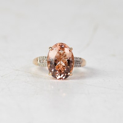Lot 881 - A 14ct yellow gold morganite and diamond ring,...