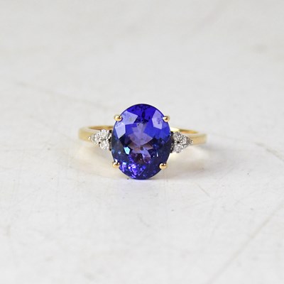 Lot 857 - An 18ct yellow gold oval tanzanite and diamond...