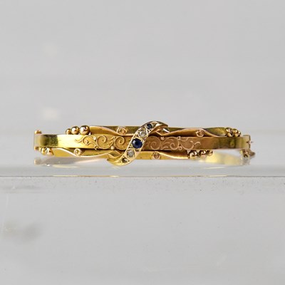 Lot 1016 - An Edwardian 15ct yellow gold hinged bangle...