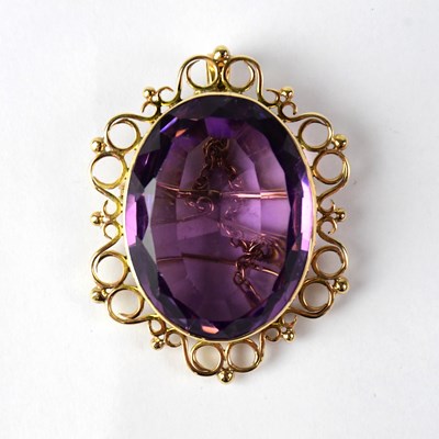 Lot 1097 - A 9ct yellow gold brooch/pendant centred with...