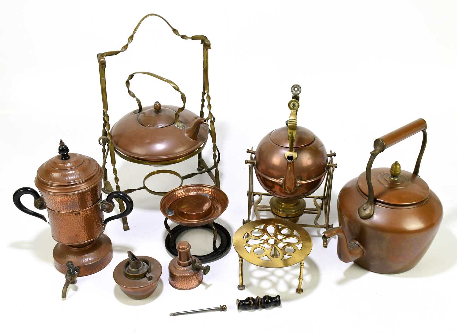 Lot 166 - A small collection of metalware to include