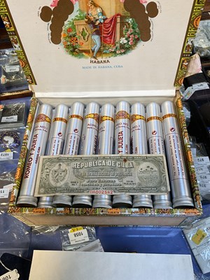Lot 150 - A box of various cigars.