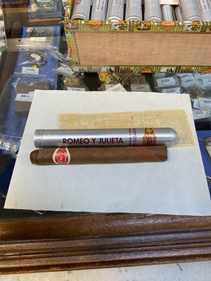 Lot 150 - A box of various cigars.