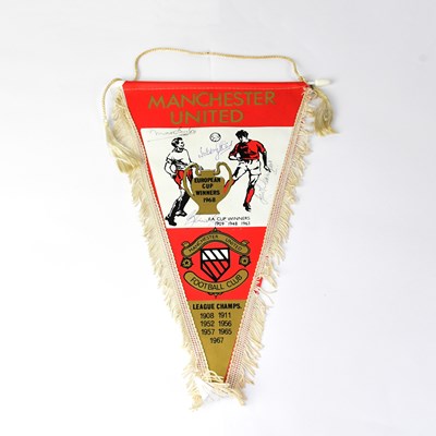 Lot 522 - MANCHESTER UNITED; a pennant bearing several...