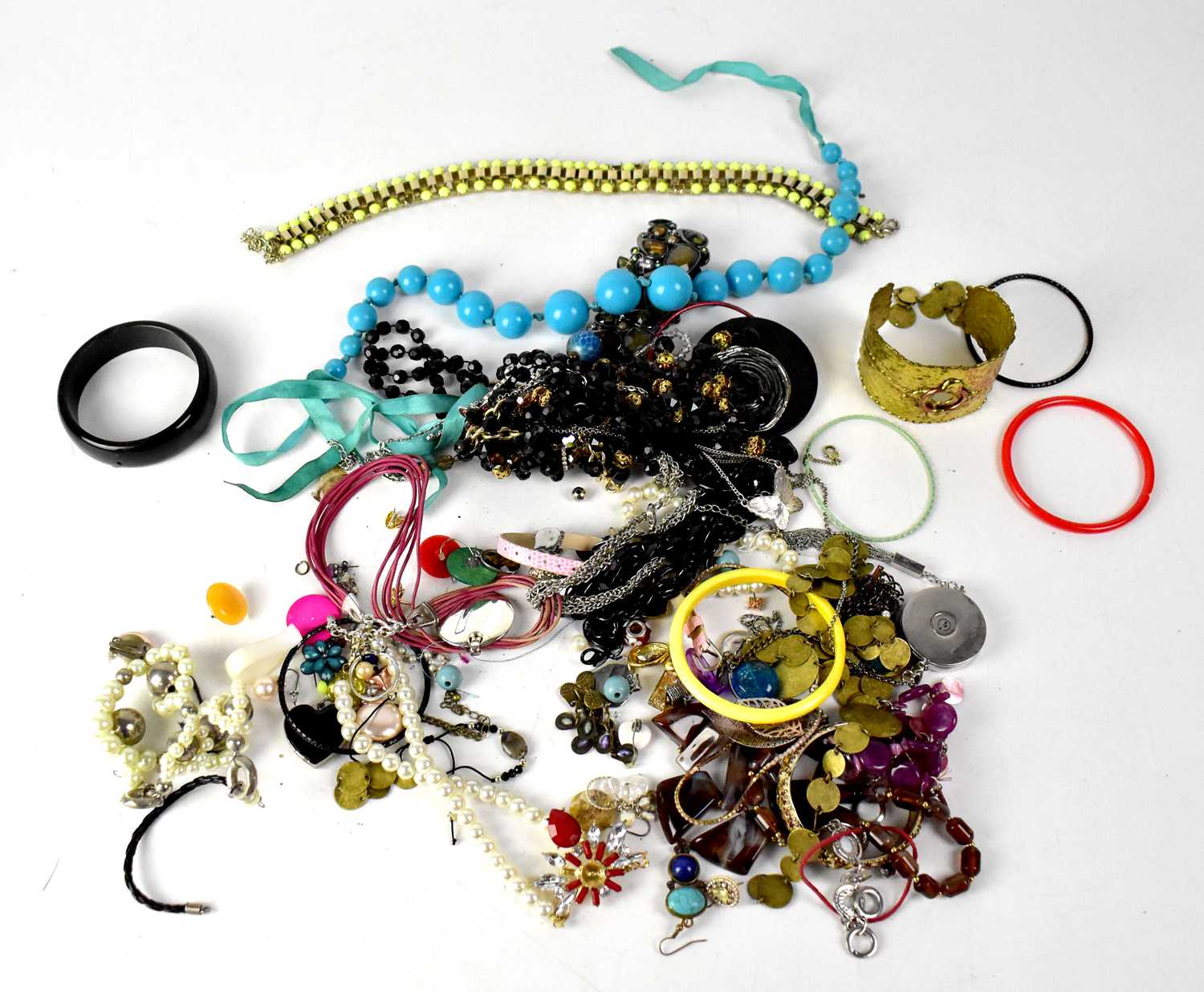 Lot 858 Mixed costume jewellery