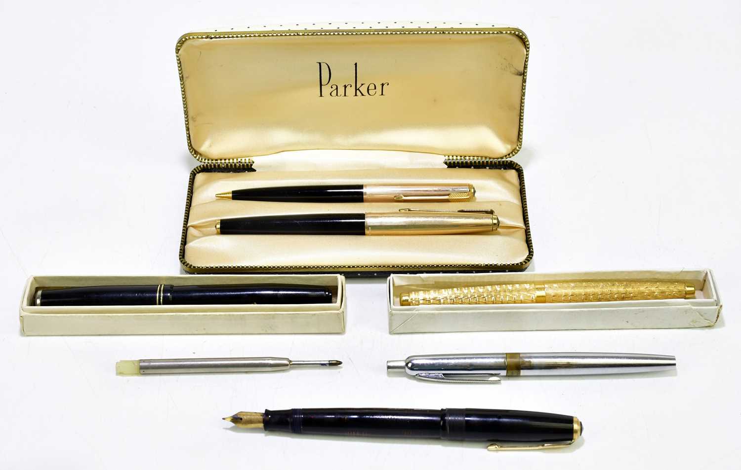 Lot 2043 - PARKER; a cased bakelite fountain pen with