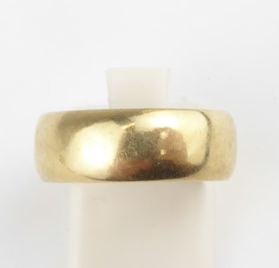 Lot 997 - A 14ct wedding band, size O, approx. 5.4g.