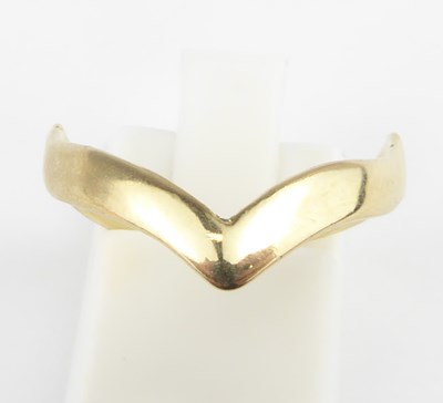 Lot 1012 - A 9ct gold wishbone ring, size R, approx. 2g.