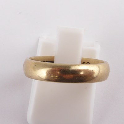 Lot 998 - A 9ct gold wedding band, size L, approx. 3g.