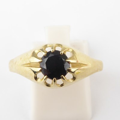 Lot 972 - A gentlemen's vintage 9ct gold signet ring,...