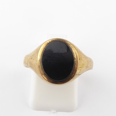 Lot 971 - A gentlemen's vintage 9ct gold signet ring...