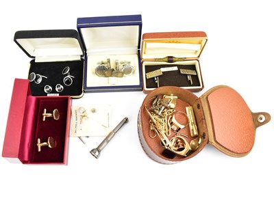 Lot 1266 - Various items of gentlemen's costume jewellery...